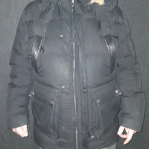 Cedrico M/L vinter jacka nypris 8000sek - Har kemtvätt när denna annons lagts ut och besvarats, Jag har till och från denna vintern använt denna jackan den är i väldigt fint skick och fin för dig som fryser extra mycket om vintern! Tål extremt kall temperatur. Äkta dun och päls inne i  kragen!