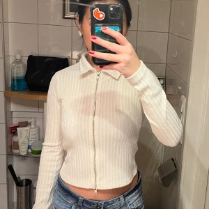 Vit krag-tröja - Vit tajt krag -tröja med dragkedja. Knappt använd och superfin🫶🏽