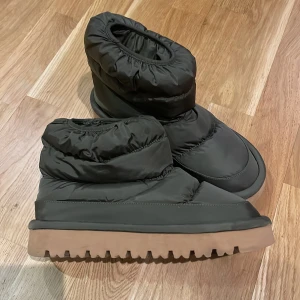 Vinterskor - Skor från H&M, knappt använda.  Säljes pga, inte använder dem längre 