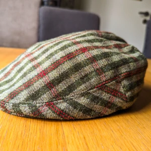 Lock & Co Hatters Green Flat Tweed Cap 60, 7 - En jättefin vintage tweedkeps / gubbkeps ifrån anrika Lock Hatters. Jättebra skick och inga defekter.