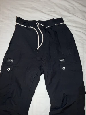 Skidbyxor dope - Svarta skidbyxor från Dope, använda ca 1 vecka, storlek S och passar mig bra som brukar ha S. Nypris 1599kr 