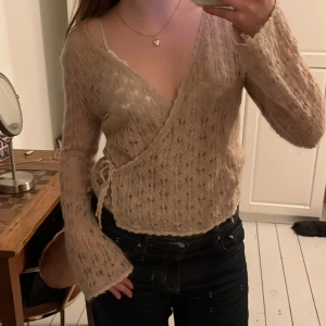 hålstickad mohair omlottkofta från noa noa - en jättesöt omlottkofta med hålstickning i ljus/dammrosa 