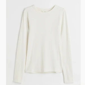 ribbad långärmad från hm - jättefin knappt använd långärmad vit tröja från hm. säljer då jag köpt i en snäppet för stor storlek. 