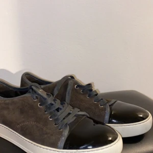 Lanvin cap toe sneakers - Riktigt fräscha lanvin i uk 8. Väldigt bra skick med få tecken på användning. Endast skorna tillkommer därav det låga priset. Tveka inte på att höra av er ifall ni vill se fler bilder eller undrar nått