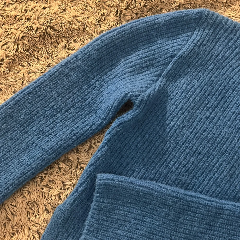 Säljer denna fina stickade blåa tröjan från zara med en liten slit på båda sidorna som gör tröjan så snygg! köpare står för frakt🥰. Tröjor & Koftor.