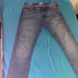 Jack and Jones Jeans - Hej, säljer mina loose jeans från Jack and Jones i ljusblå färg. Köpta för 600. Kontakta för fler bilder, pris kan diskuteras.