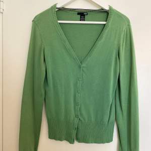Fin grön kofta med v-ringning och knappar.  Storlek 36. Använt skick, lätt tvättpåverkad men tröjan är fortfarande fin och har mycket kvar att ge!💚💚💚