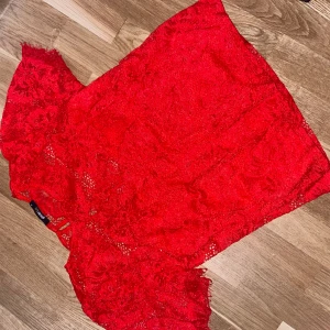 Spetstopp - Fin röd spetstopp från ginatricot. Storlek M. Aldrig använd. Genomskinlig spets vid ryggen. Nypris 499 kr