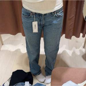 Super fina jeans ifrån Gina tricot i modellen low straight. I väldigt bra skick, skriv vid frågor eller fler bilder 💗