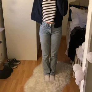 Zara mid rise jeans - Säljer nu mina jätte snygga jeans ifrån zara, i mycket bra skick. Super sköna, skriv om ni har frågor eller önskar fler bilder🤗 pris kan diskuteras 