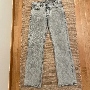 Hope rush jeans - Gråa jeans från hope, i rush modellen. byxorna är storlek 30. Väldigt bra skick, inga håll eller något. Säljer för att jag har växt ut dom. Nypris 1900kr