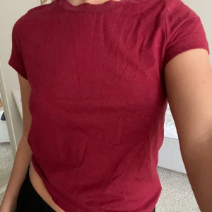 T-shirt - Vanlig röd t-shirt från Bikbok, lite nopprig. 