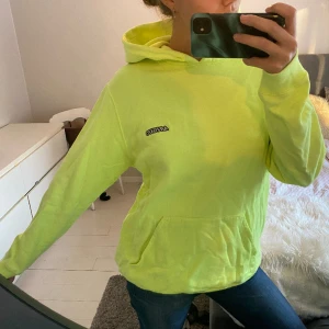 Hoddie  - Jöttehäftig skrik gul hoodie från Axel arigato! Perfekt för en oufit när man ska på afterski me lite färg! Bläddra för fler bilder! 💛💛