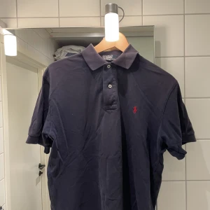 Ralph Lauren piké  - Riktigt stilren Ralph Lauren piké. Storlek S men passar även M. 