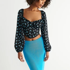 Blommig blus  - En väldigt fin blommig blus ifrån Ginatricot💙 den är helt slutsåld på hemsidan. Den var för stor för mig så därav säljer jag blusen🖤Köpt för 499:- 