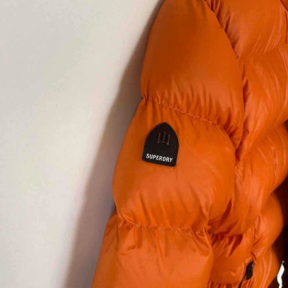 En fin superdry jacka, ända felet är att hängaren har lossnat men de tänker man inte på och vill man går det att sy ihop.  Jag köpte den förra året för runt 1699kr. Takit.