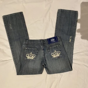  Victoria Beckham - Victoria Beckham jeans. Super snygga. Storlek 28. Mått: midja 38cm. Grenmått: 20cm. (Lågmidjade) lår: 27cm. Innerbenslängd: 80cm. Benöppning:22cm.