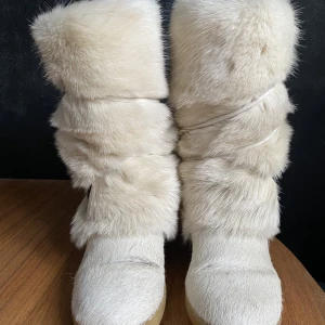 Vinterboots Taiga - Vinterboots från märket Taiga i strl 40. Päls och syntet inuti. Nypris ca 3500kr. Gratis frakt!! 💓