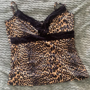 Linne - Ett leopardmönstrat linne som aldrig använts 