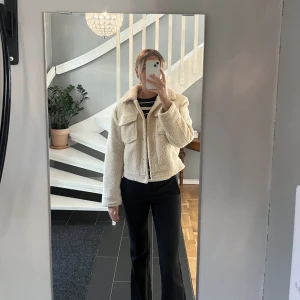 Jacka Gina Tricot  - Superfin jacka ifrån Gina Tricot som är använd ett fåtal gånger. Storlek xs💘💘