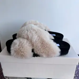 Astrid fur slippers ord pris 399kr