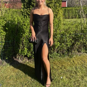 Balklänning från meshki  - Superfin balklänning jag använt en gång på balen inför studenten. Jättefint skick! Jag är 170cm lång och gick ända ner till marken på mig med 7cm klackar. Nypris ca 2000kr med tax inkluderad 