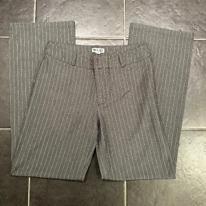 Madlady kostymbyxor - Storlek 36 Regular. Nyskick! Inga defekter alls. Försten till kvarn! Lågmidjade kostymbyxor.