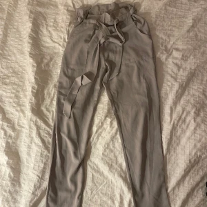 Kostymbyxor  - Fina gråa kostymbyxor med knytning i midjan som aldrig använts🌼