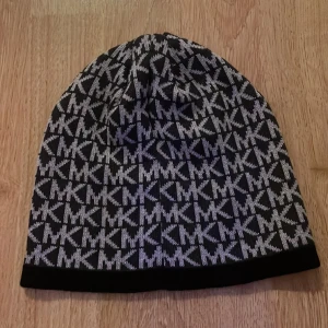 Michael kors mössa  - Äkta Michael kors mössa,aldrig används