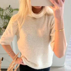 stickad topp - Storlek M men passar mig som vanligtvis har S.💞