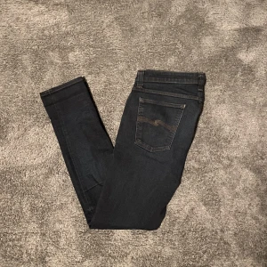Nudie jeans - Säljer ett par nudie jeans i bra skick 8,5/10. Storlek 33/32 hör gärna av er vid fler frågor😁