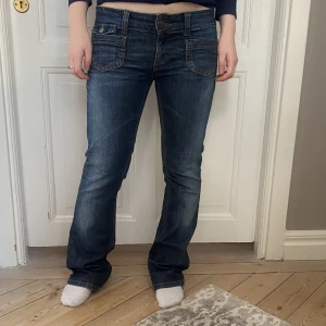 Lågmidjade jeans - Snygga mörkblå lågmidjade jeans med lätt utsvängning❤️ Mycket bra skick. Passar M/L, de har stretch. Skriv vid funderingar och kolla in mina andra annonser😇