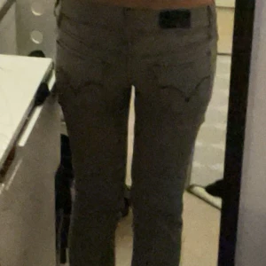 Gråa Levis jeans low waist bootcut - Byxor från Levis i storlek 26x32 