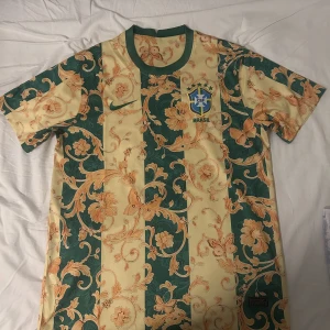 Brasilien fotbollströja  - Säljer denna tröja pågrund av att jag har tröttnat på den   Använd ett fåtal gånger endast   250 kr   Kan gå ner i pris vid snabb affär 