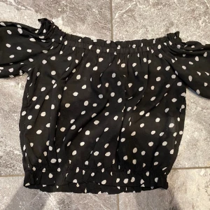 Sommartopp 134/140 - Sommrig och fin topp. Säljer pga stor garderobrensning. Kika gärna på mina andra annonser, säljer mycket. Samfraktar gärna:)