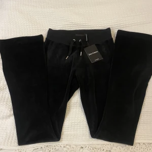 Juicy byxor - Ett par Juicy Couture byxor som är helt oanvända och i perfekt skick! Säljer för att de inte kommer till användning. De är utan fickor och har väldigt fin passform. Nypris 1100kr. OBS tryck ej på ”köp nu” utan kontakta mig innan.