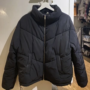 Vinterjacka  - Vinterjacka från hm. Inköpt för några år sedan. Varm och skön