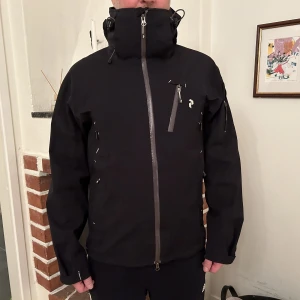 Peak Performance Gore-tex skidjacka - Svart Peak Performance Gore-tex skidjacka. Knappt använd, nypris ca 5000. Skriv för fler bilder💕