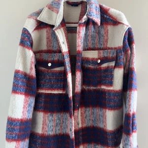 Rutig jacka/overshirt - Aldrig använd, köpt på Gina Tricot för nåt år sedan. Snygg oversized modell i storlek S