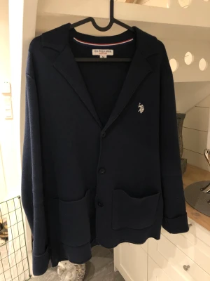 Cardigan  - Riktigt snygg cardigan i storlek M men passar även L. Köpt för inte så länge sedan och nästan som ny. 