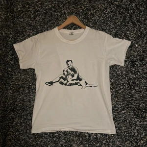 Uffetato - Skön t-shirt med ulf kristersson på. Limited edition. Den påminner lite om en limitato tröja men oavsett så är den snygg, grisch allmänt väldigt stilig. Pris kan såklart diskuteras