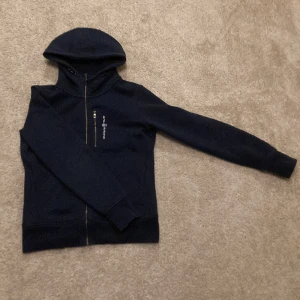 Sail racing hoodie - Hej. Säljer min sail hoodie på grund av att den e för liten stl m unisex passar killar eller tjejer på dem som e runt 1,62 cm långa. Väldigt bra skick 