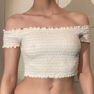 Jättesöt vit somrig croptop från H&M - Jättesöt vit somrig top från H&M divided. Den är i storlek XS men stretchigt material så kan nog passa S också🤍   Köptes i somras men har aldrig använts