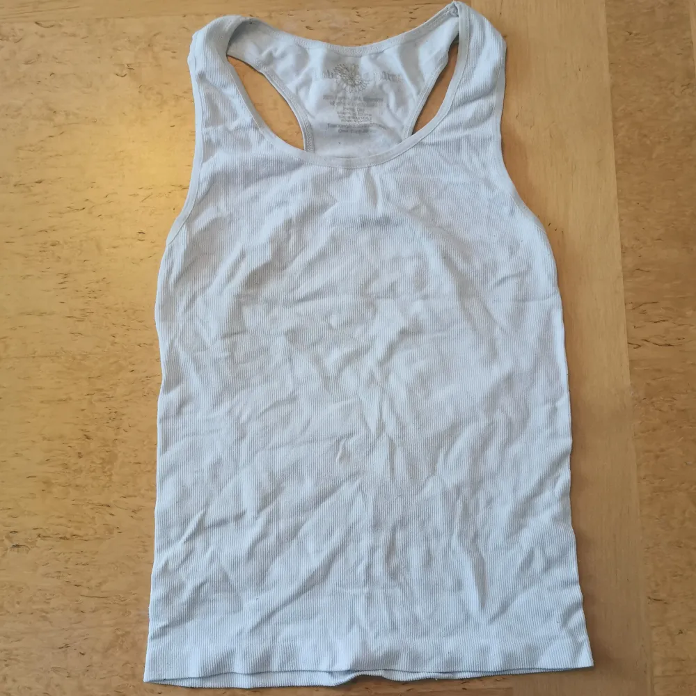 Vit muscle tank topp köpt på secondhand. Säg till om du undrar något! ✨. Toppar.