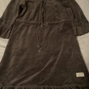 Tunika Odd Molly - Kortare klänning/tunika i grå plysch från Odd Molly. Storlek 2 , cirka 38/40