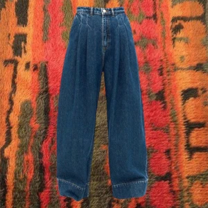 Monki Jeans palazzo byxor - Palazzo byxor från monki!! Knappt använda och i mycket bra skick :) Tjockare material och stora fickor på dessa👍