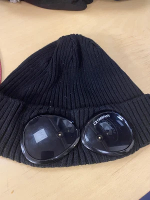 Cp company - Hej, säljer min kompis cp company mössa. Den är i fint skick,  och han har bara använt den i 1 månad. Mössan är äkta. Pris kan diskuteras.