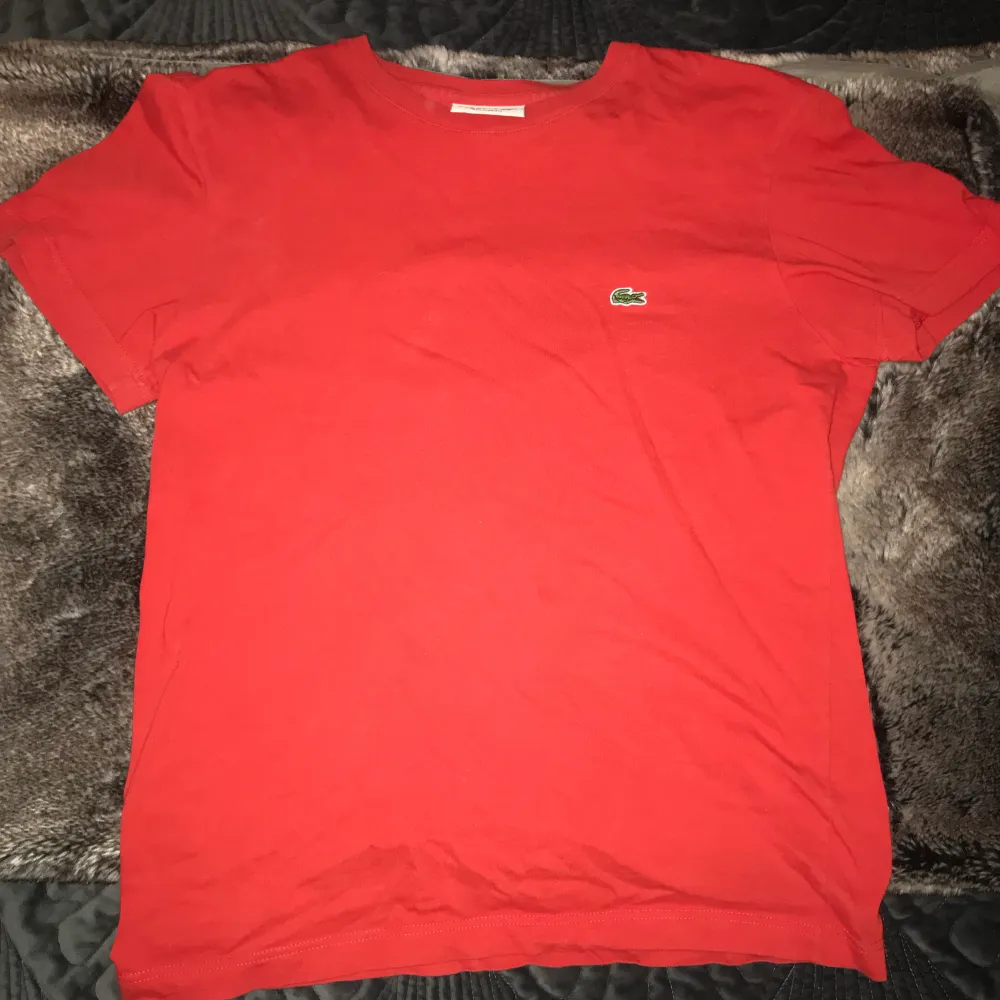 Cool lacoste t shirt i unisex S, okej skick, säljer även en i marinblå🫶🏻. T-shirts.