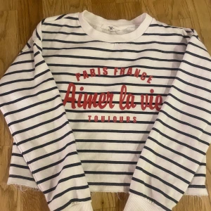 Randig tröja från H&M  - En väldigt fin svart och vit randig tröja❤️ Tröjan är i bra skick.❤️❤️