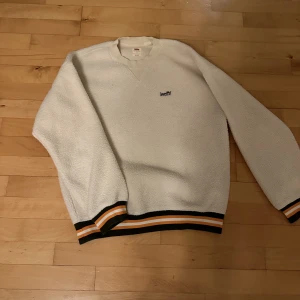 Levis vit relaxed fleecetröja S - Den är stor i storleken så den passar om man brukar ha storlek M